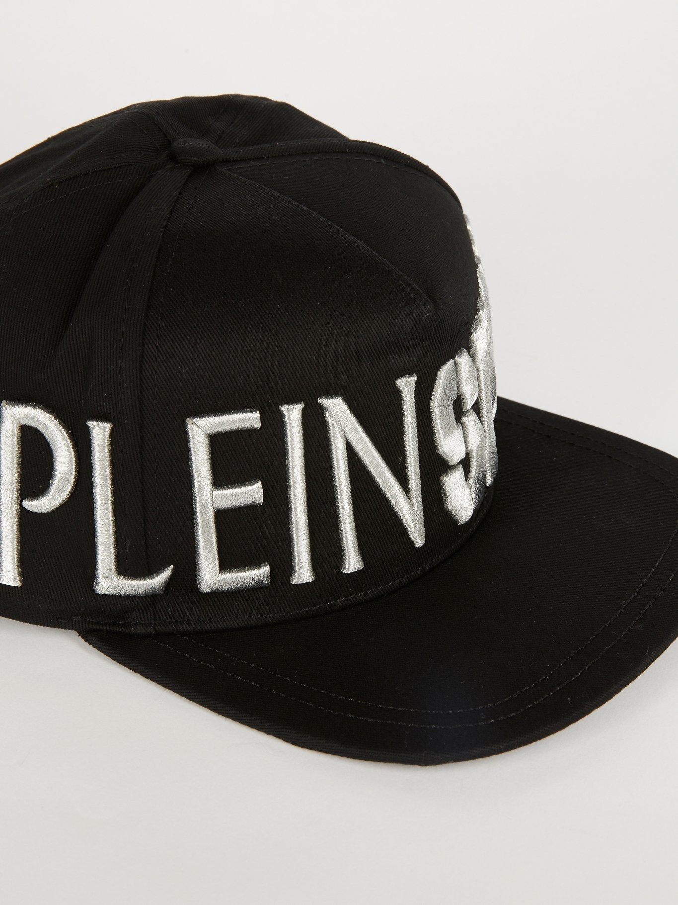 Черная бейсболка с вышитым логотипом