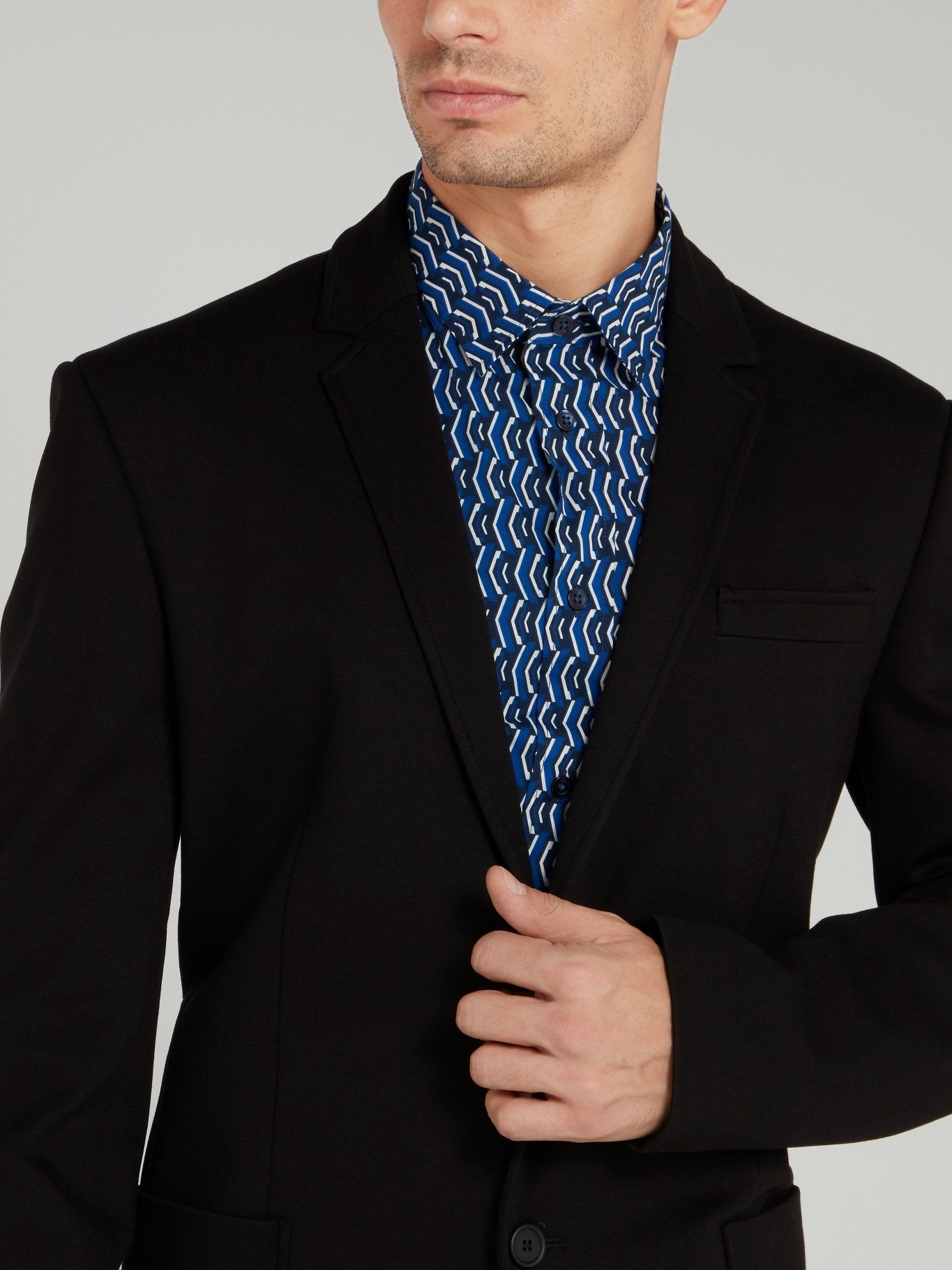 Черный пиджак с полоской на спине