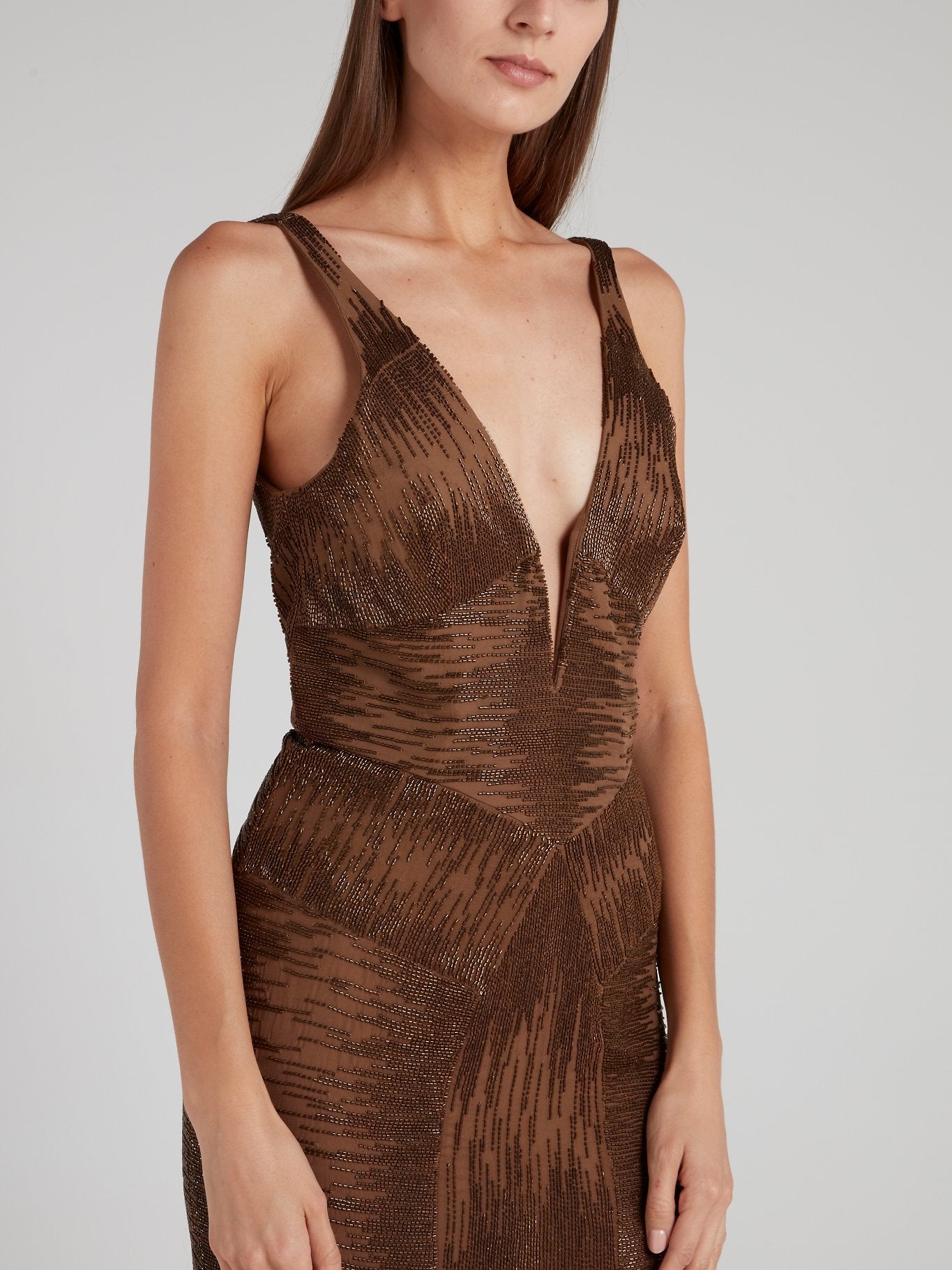 Коричневое платье-макси с глубоким вырезом и отделкой