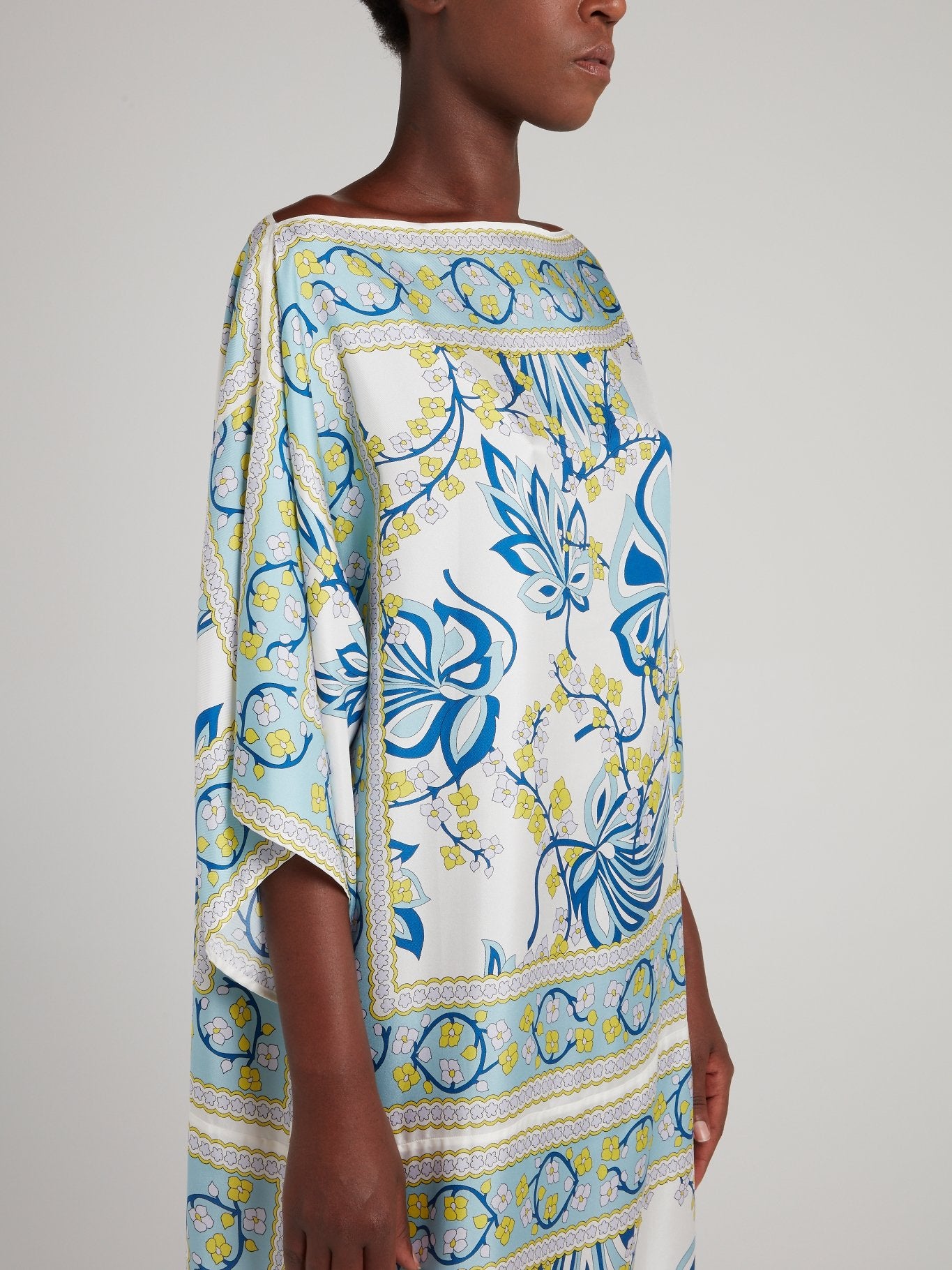 Светло-голубое платье-макси с вырезом лодочка и принтом