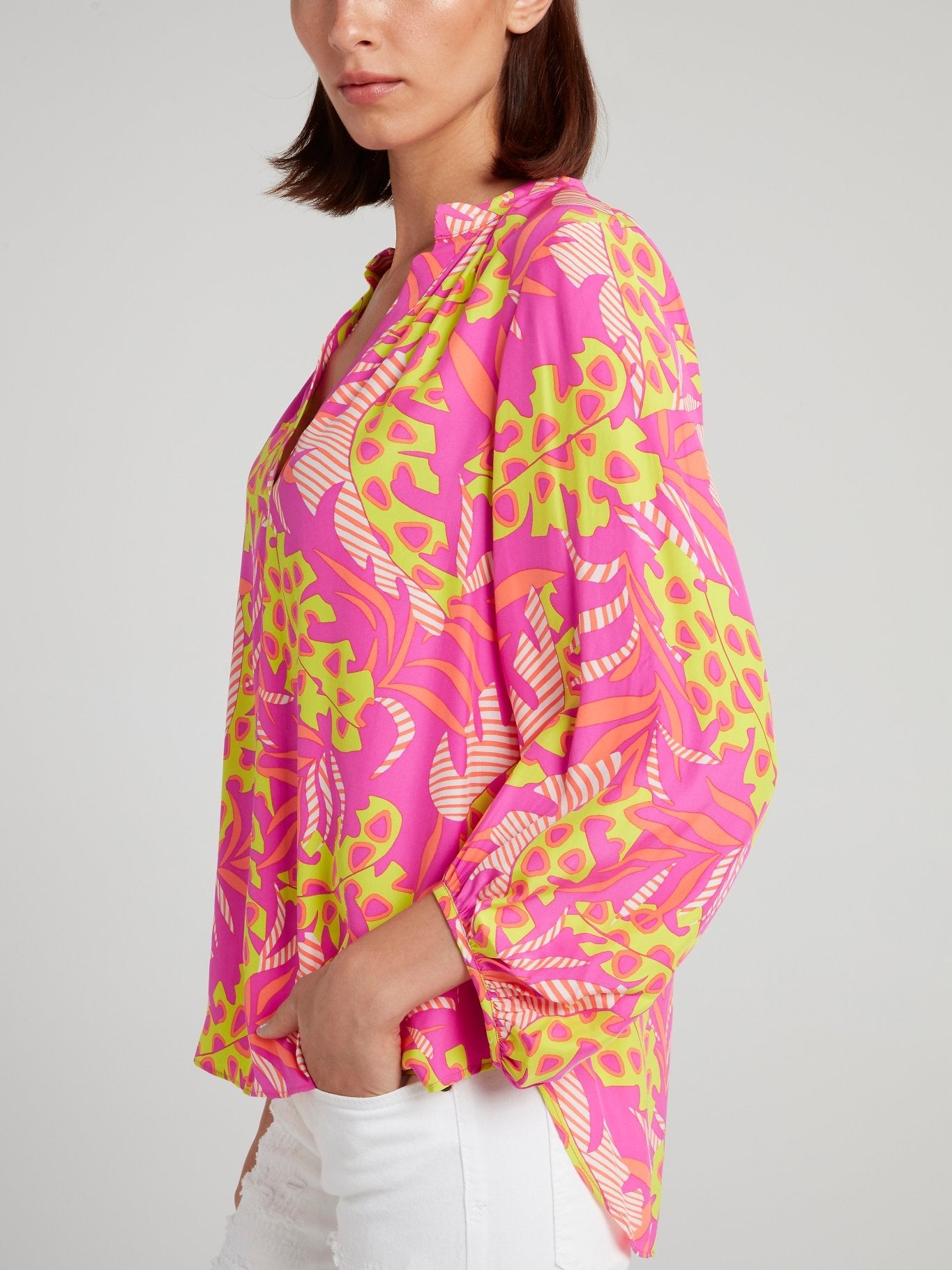 Розовая блузка с тропическим принтом