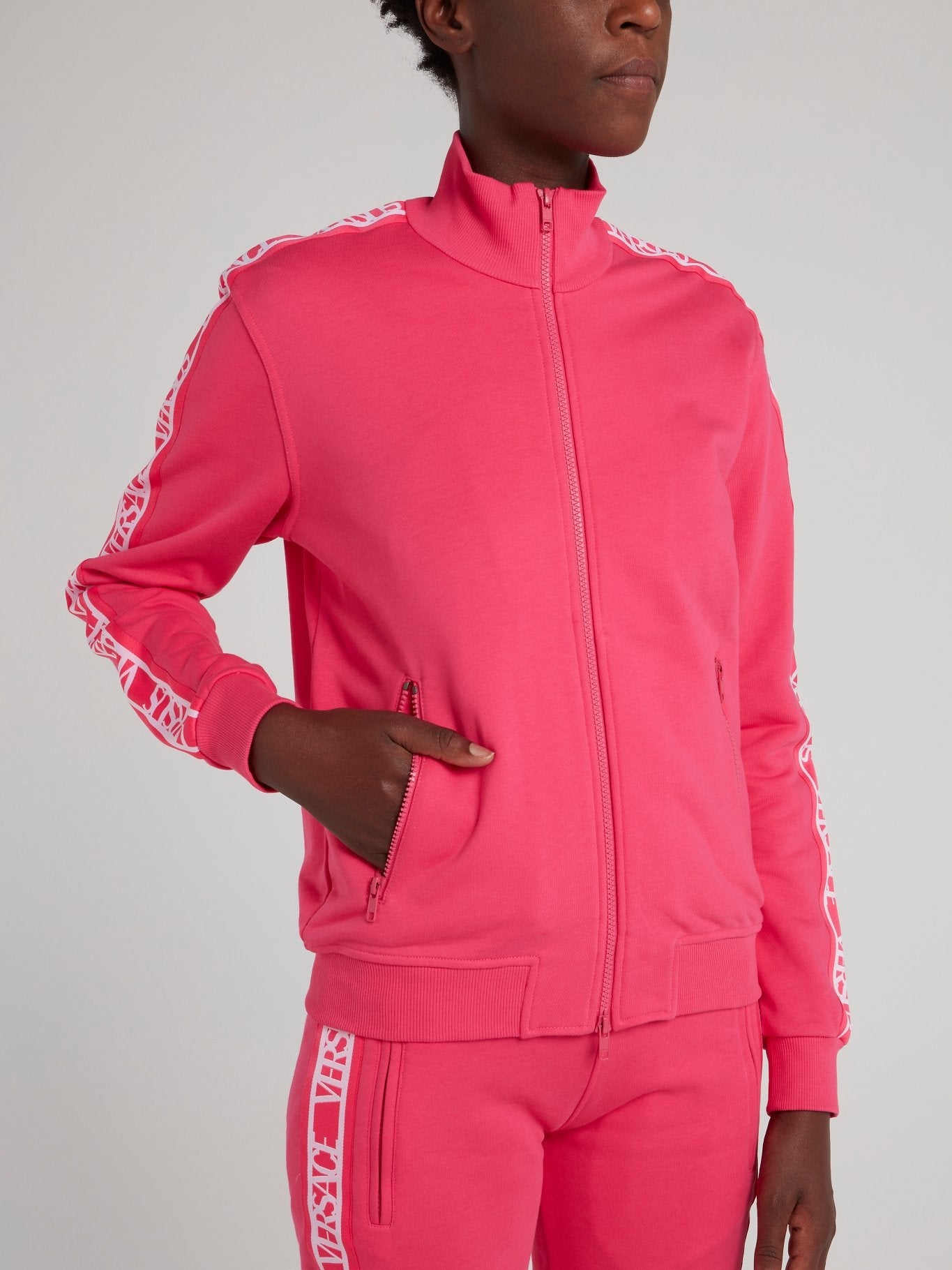 Розовая толстовка с высоким воротником и логотипом