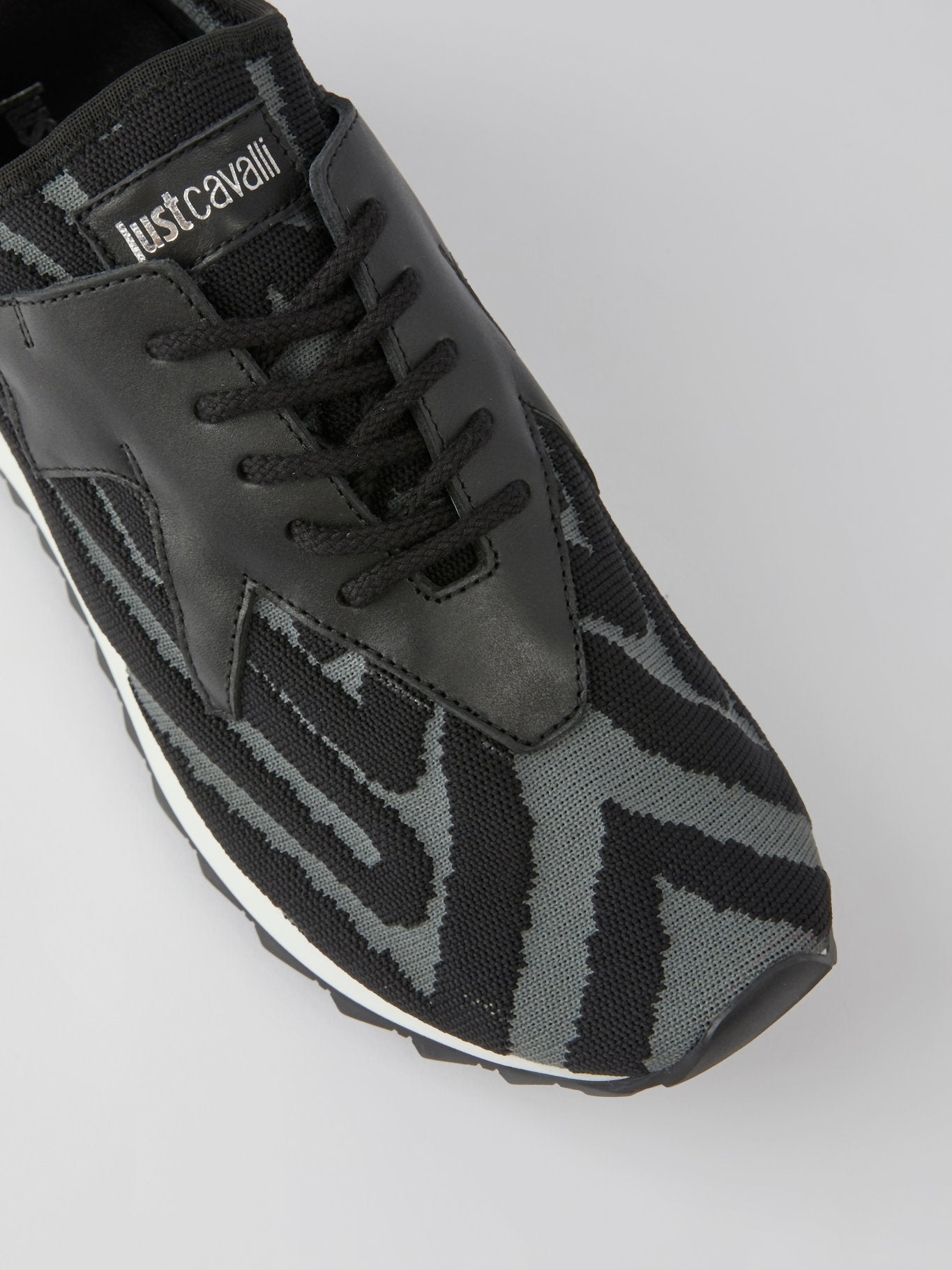 Серые низкие кроссовки с узором шеврон