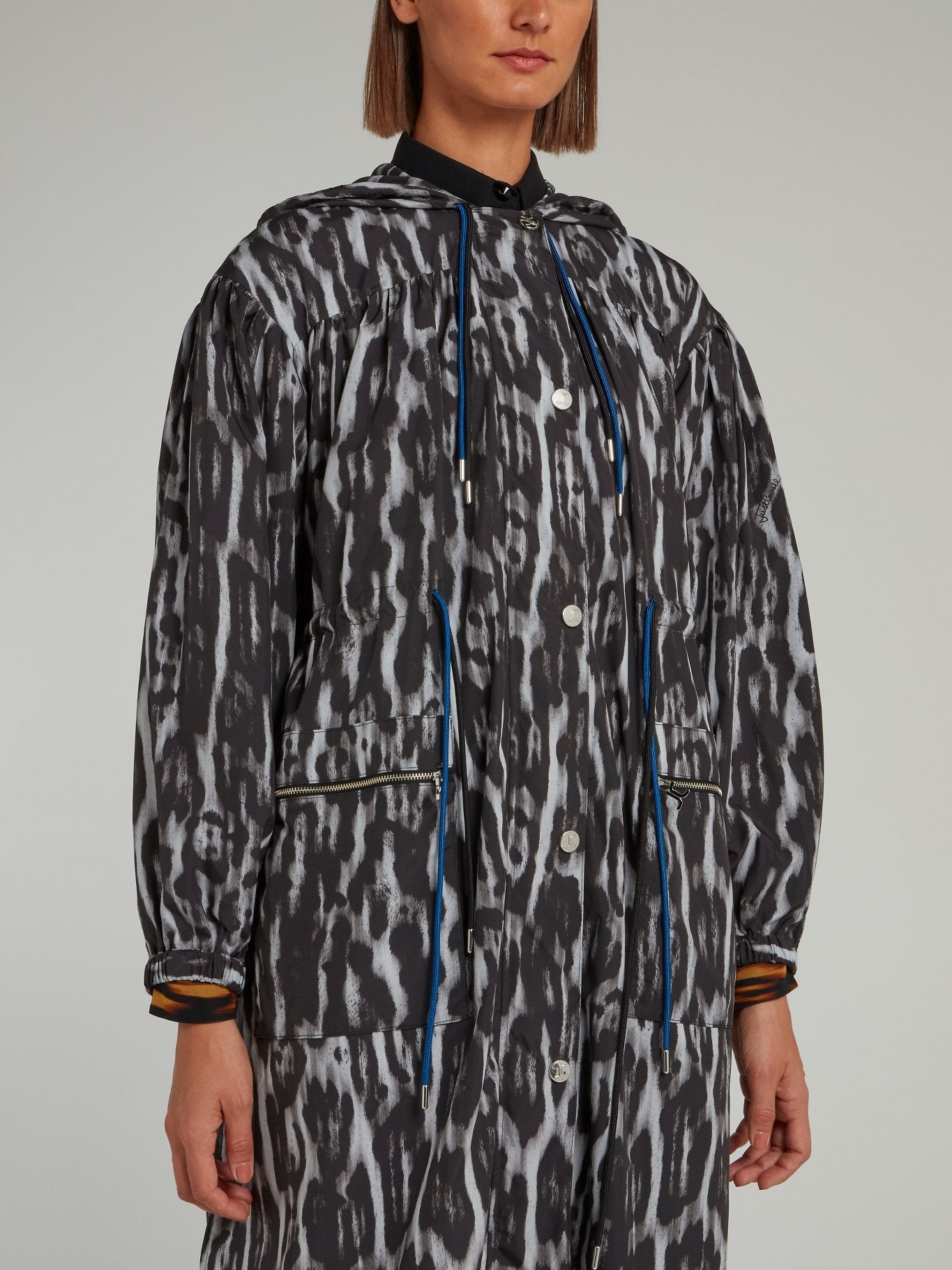 Плащ с капюшоном, леопардовым принтом и завязками