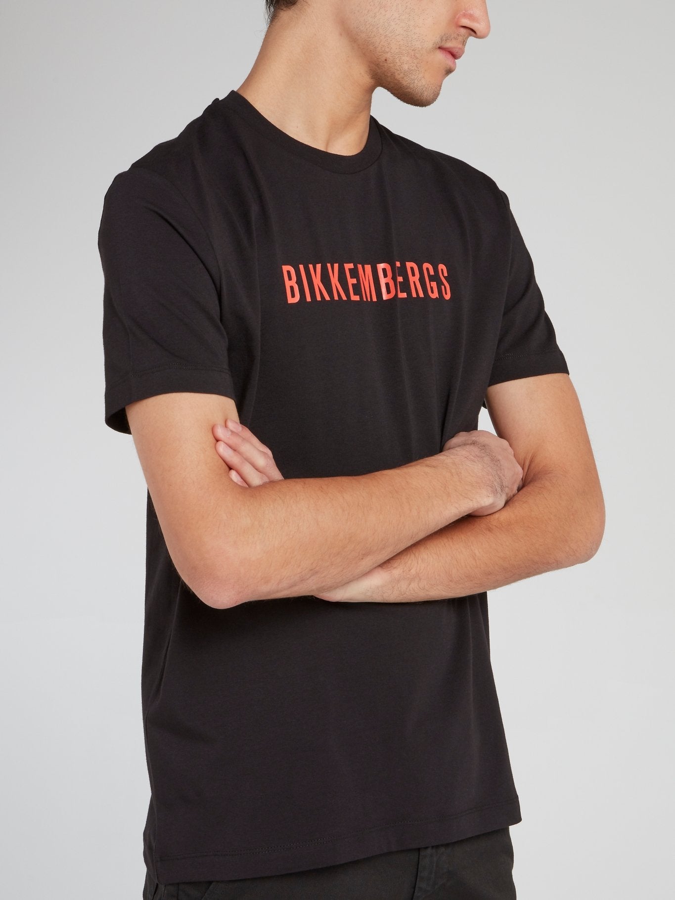 Черная хлопковая футболка с логотипом