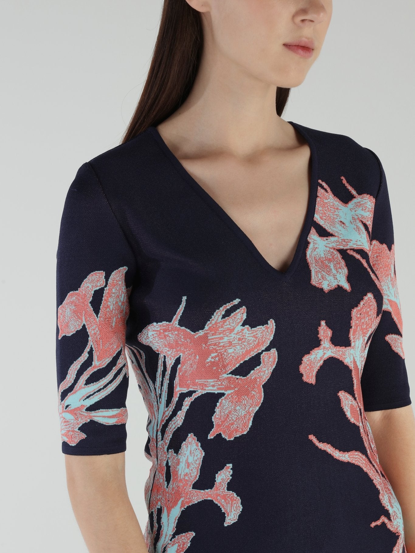 Темно-синяя кофта с цветочным принтом и V-образным вырезом