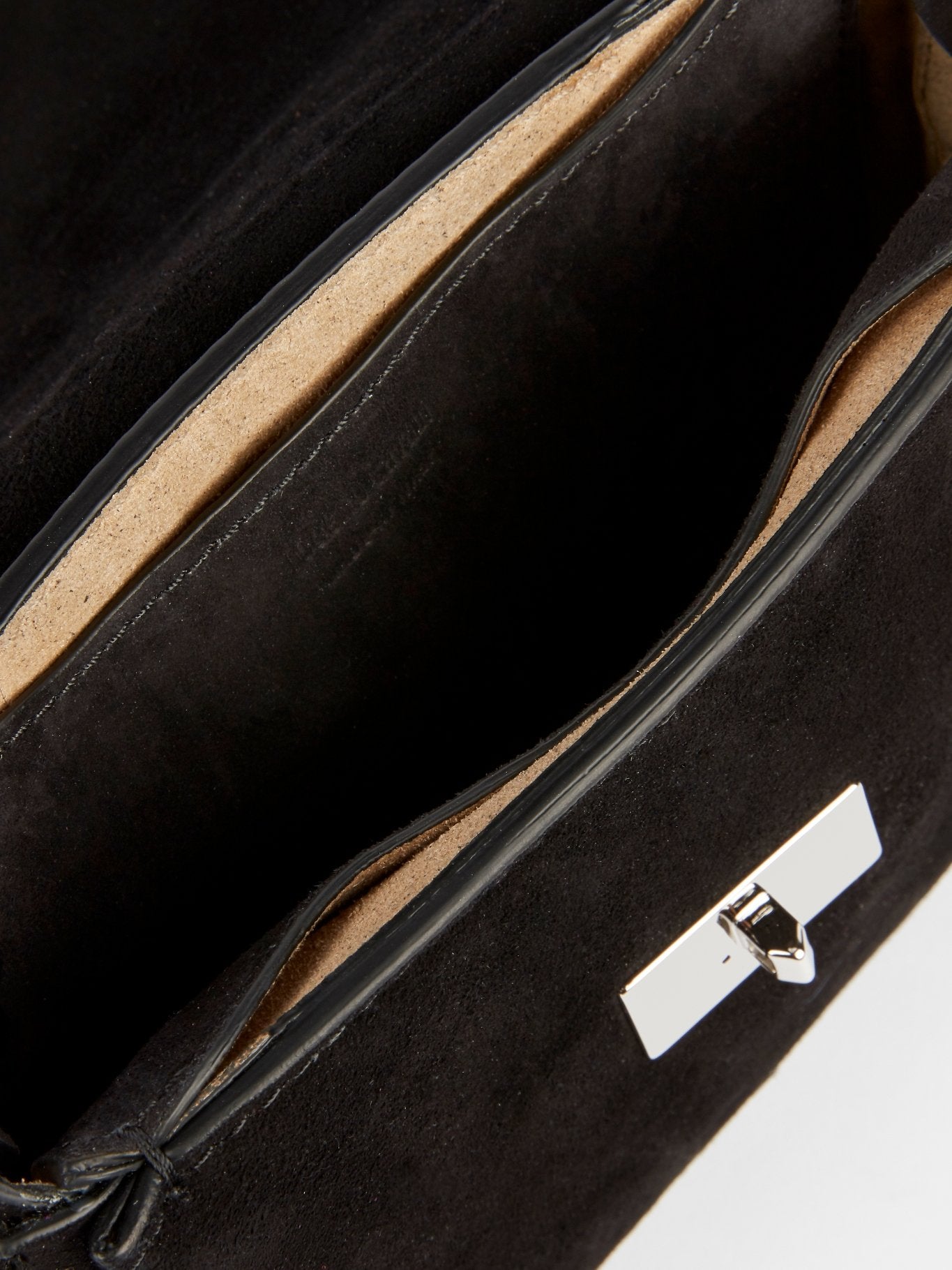 Черная сумка на плечо с бахромой