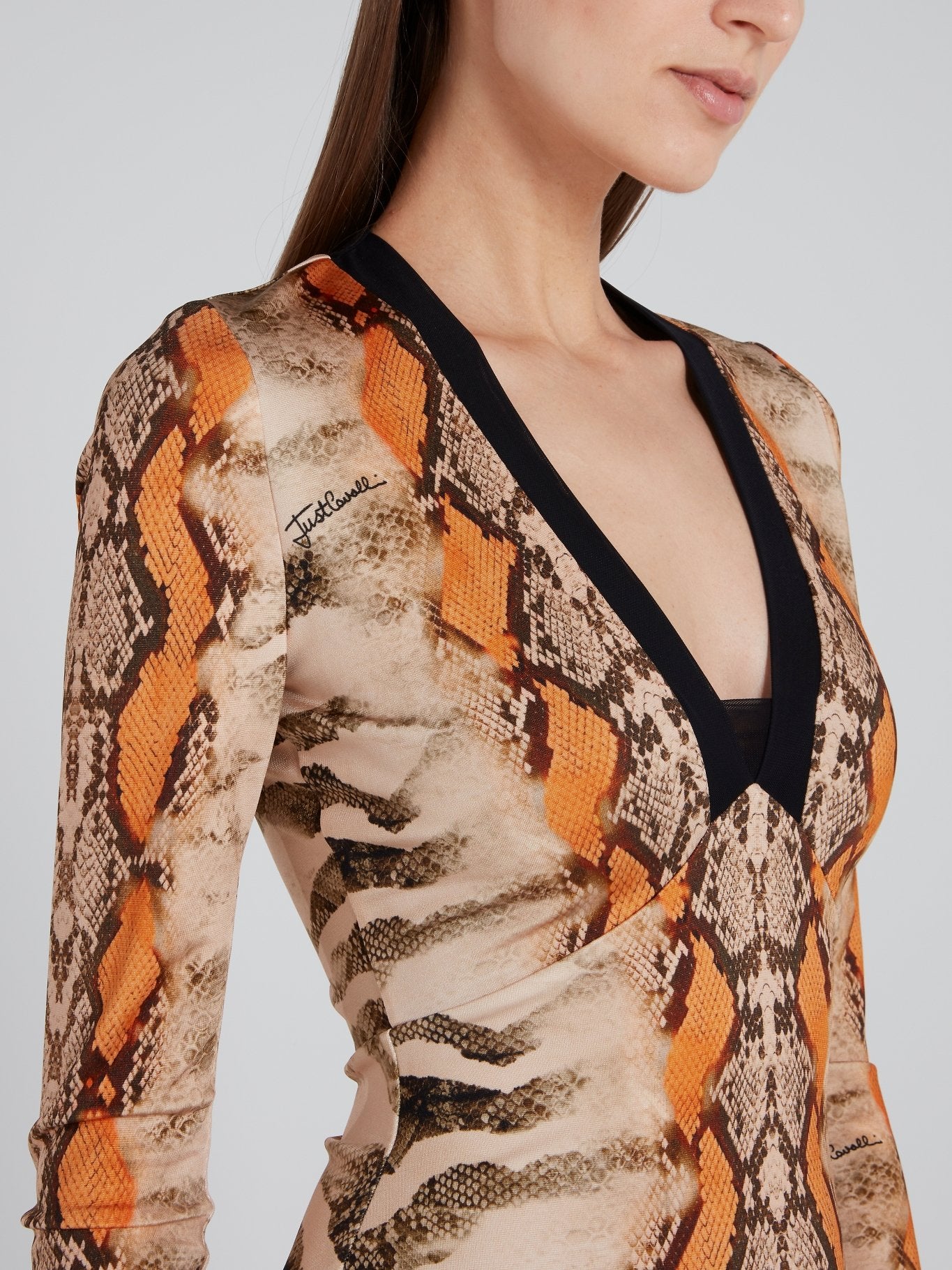 Бежевое платье с вырезом и змеиным принтом