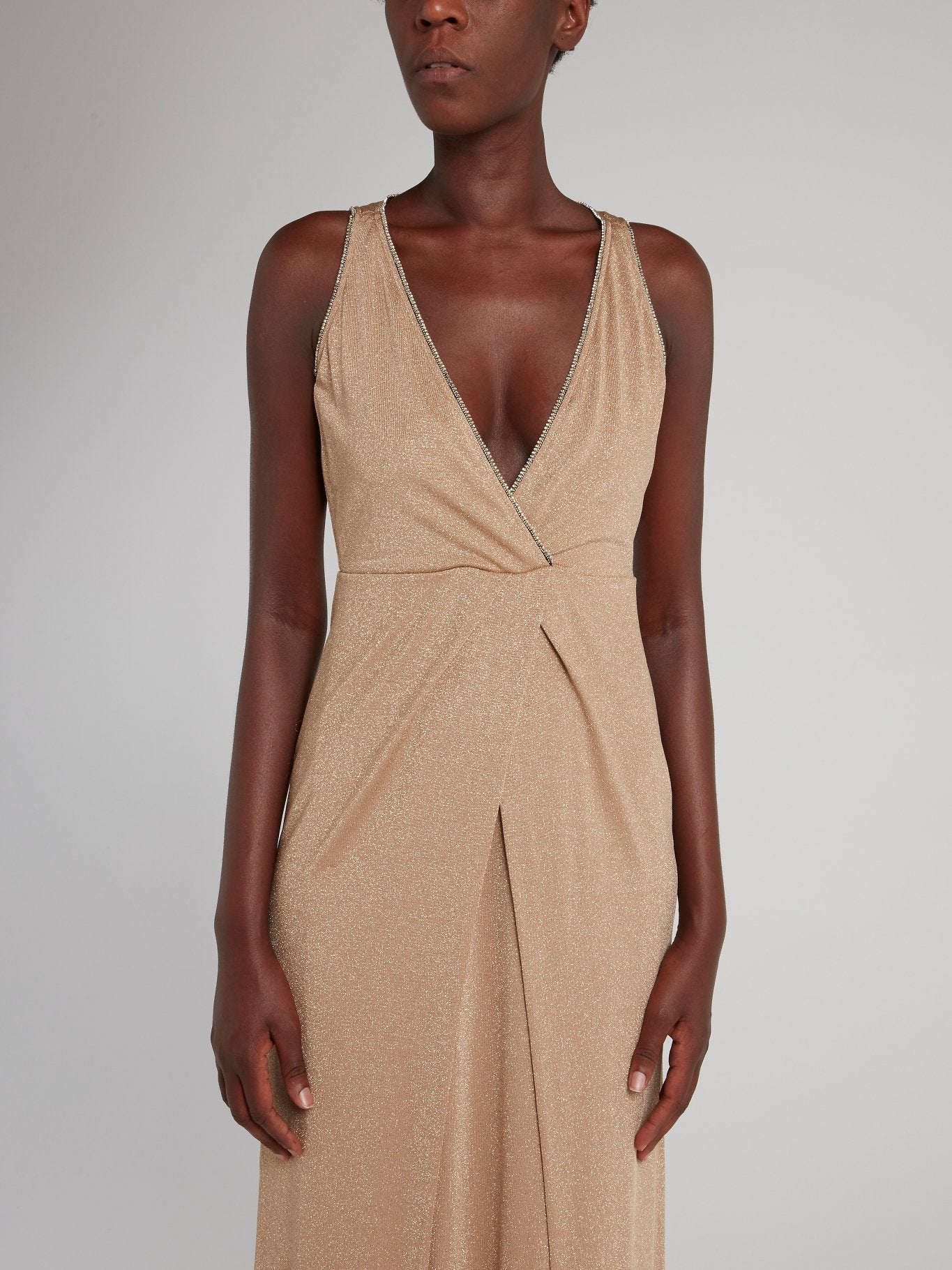 Бежевое блестящее платье-макси с разрезом