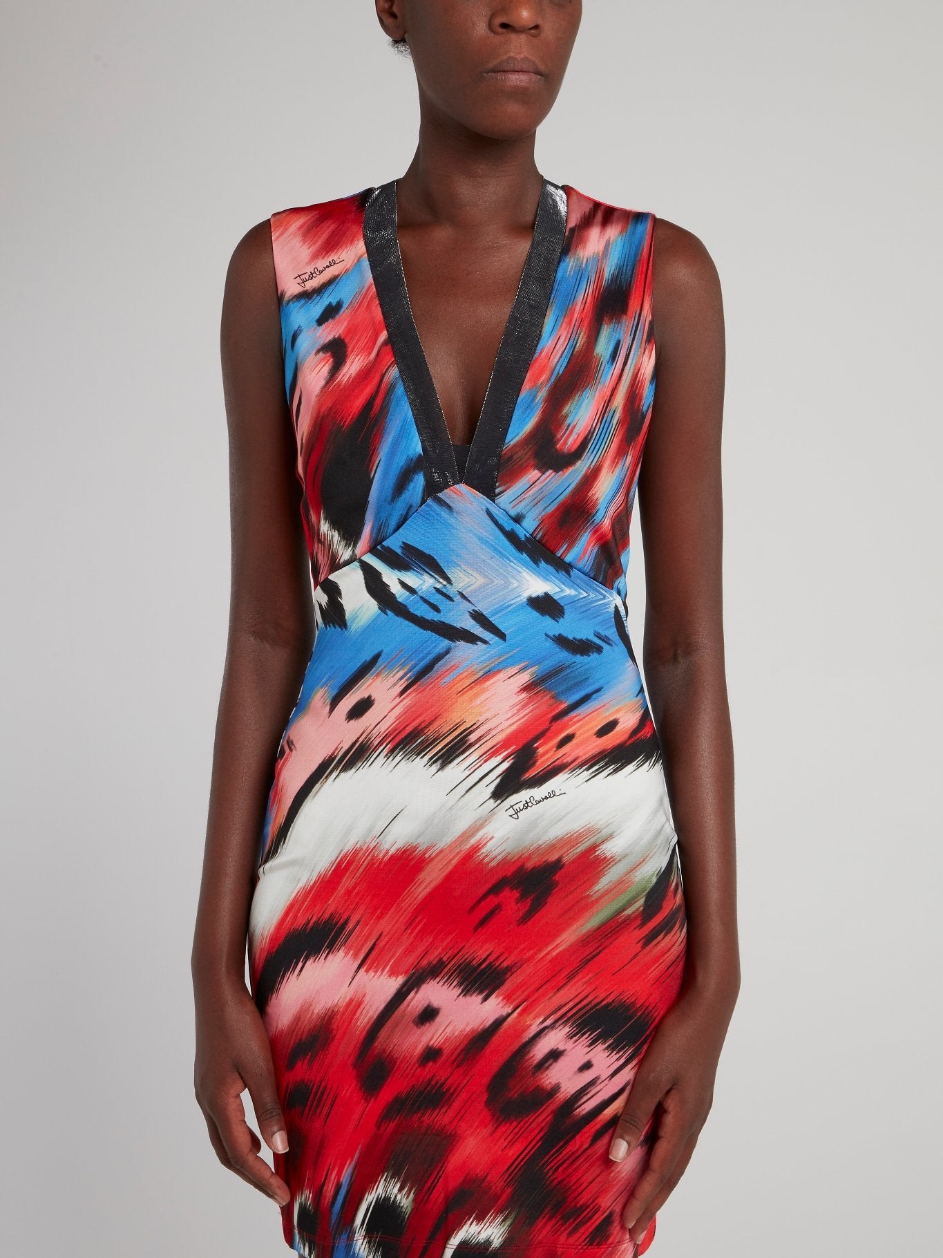 Красное платье-мини с глубоким вырезом