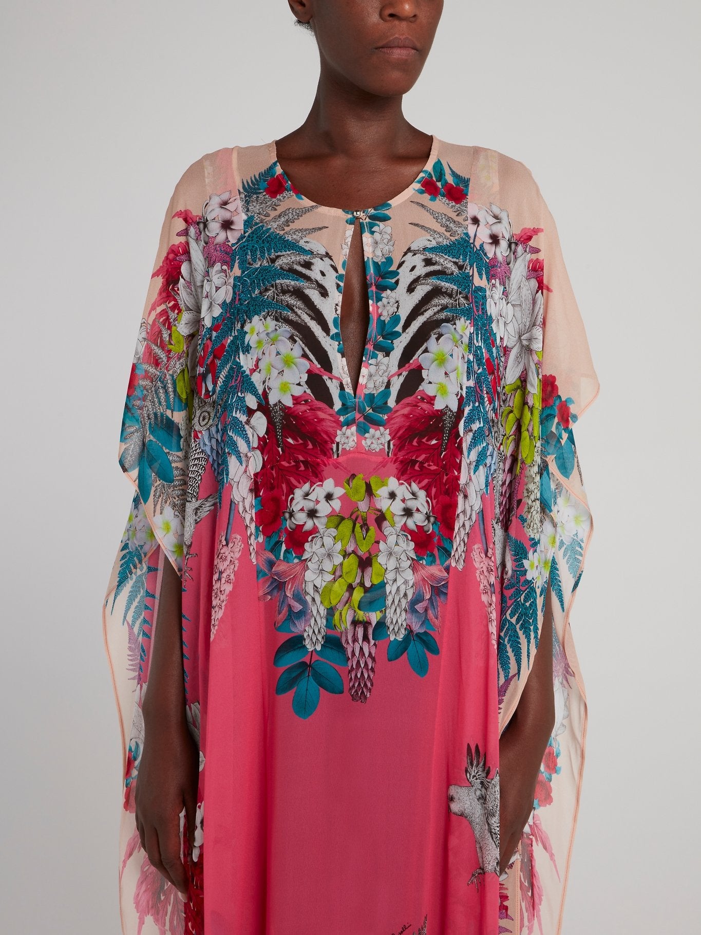 Розовое платье с тропическим принтом