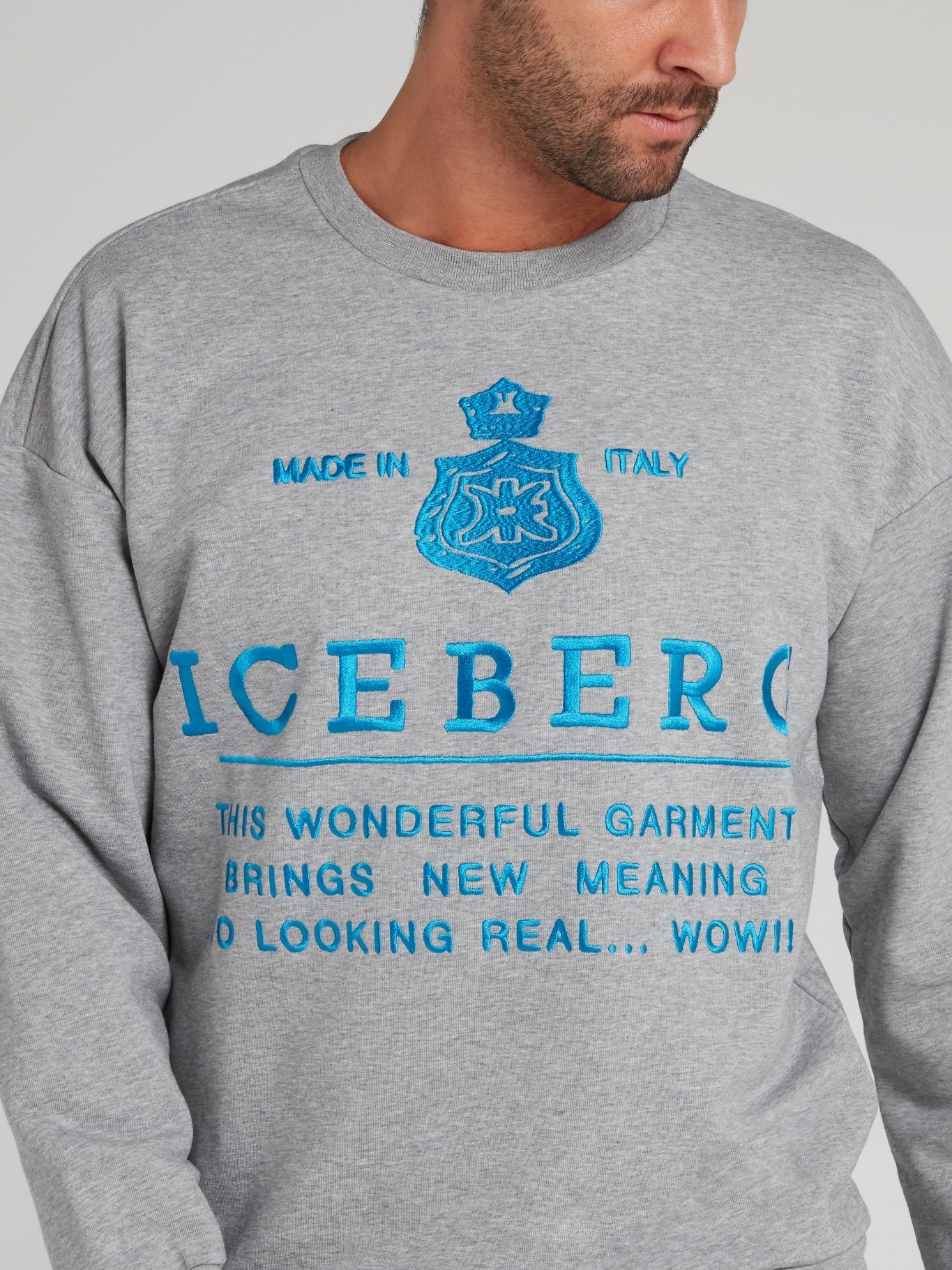 Серый свитшот с вышитым голубым логотипом