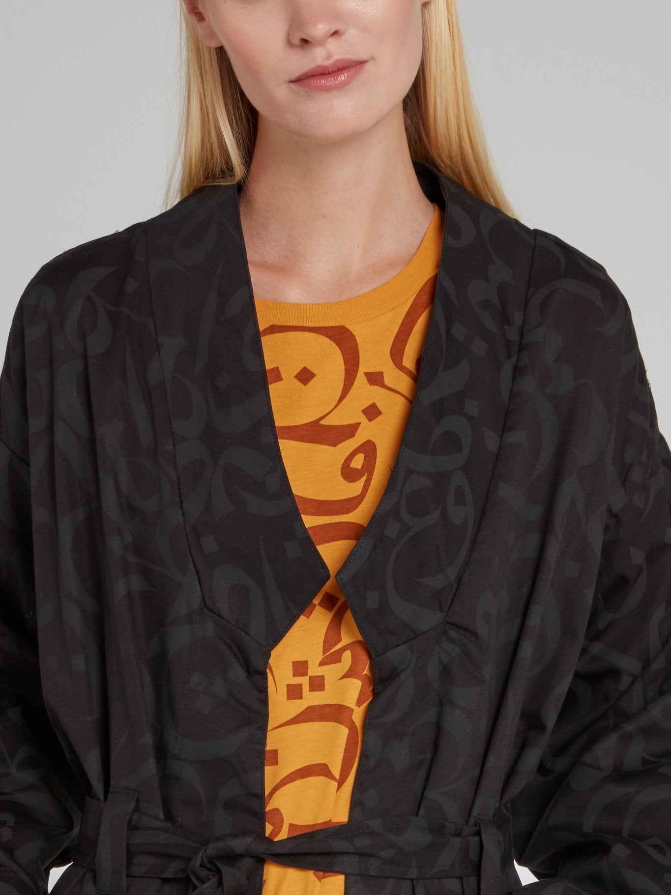 Черный плащ с каллиграфическими узорами