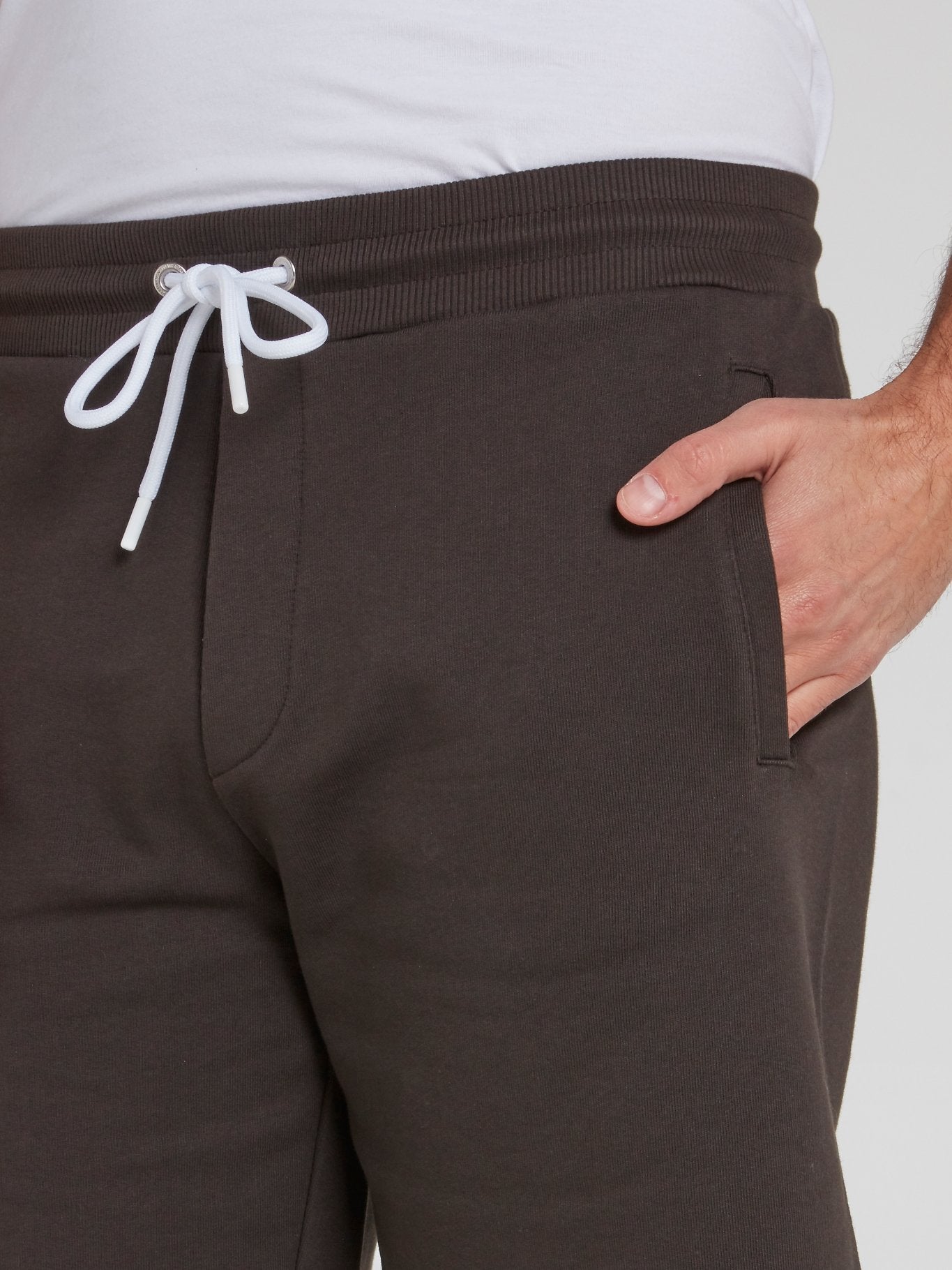 Темно-серые спортивные шорты с надписью