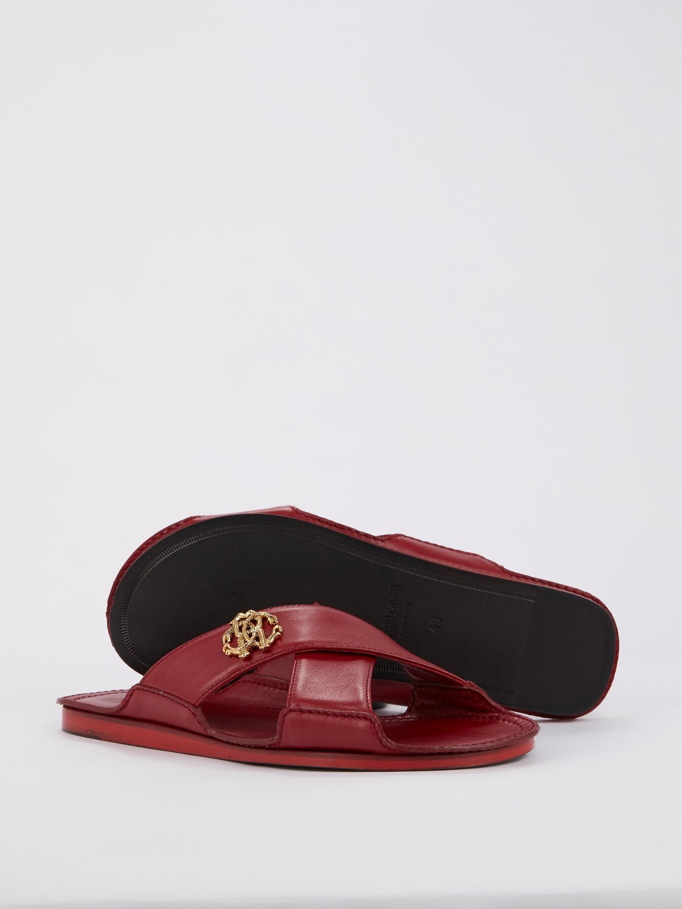 Красные шлепанцы с ремешками крест-накрест и монограммой
