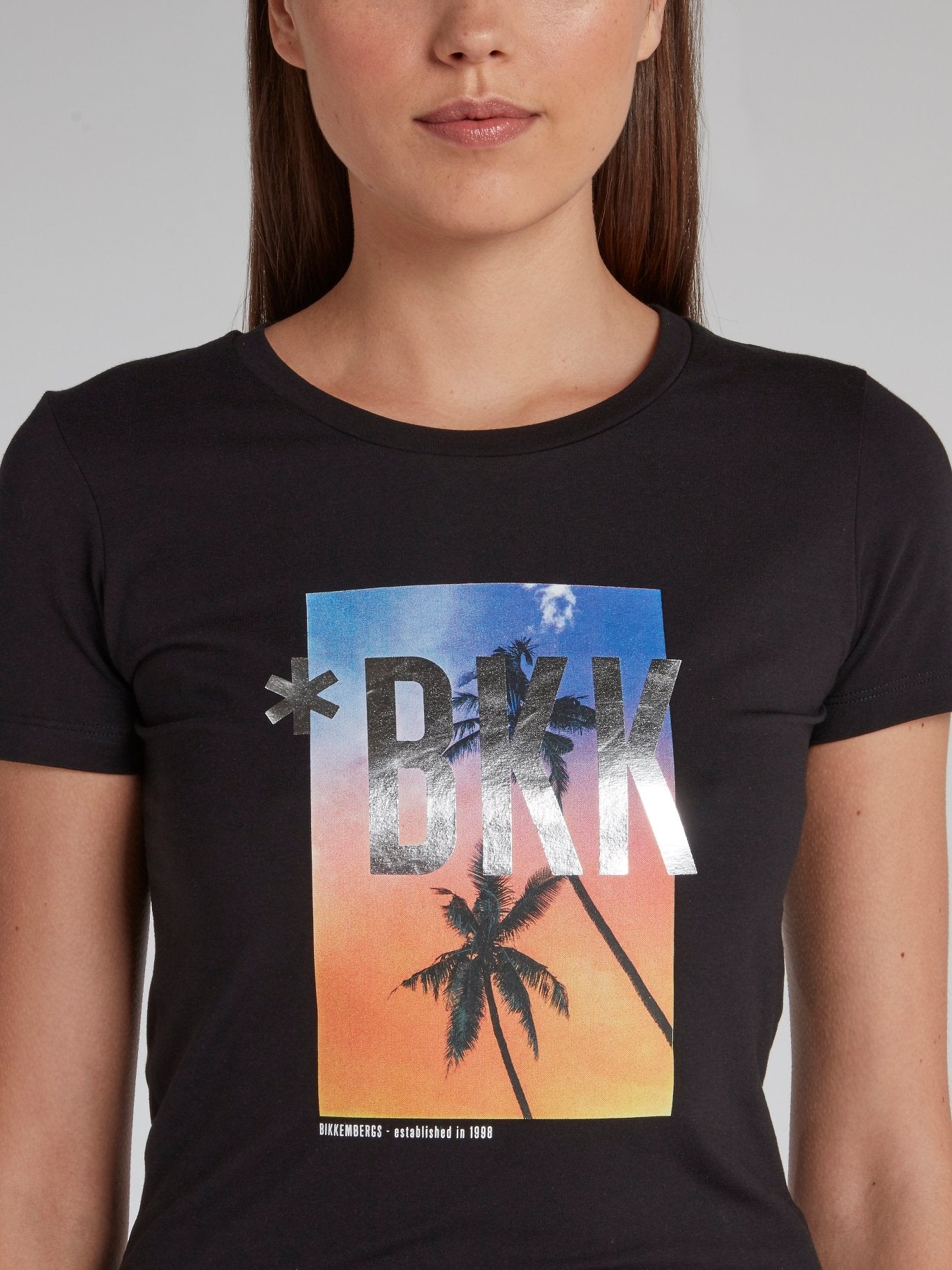 Черная футболка с блестящим логотипом