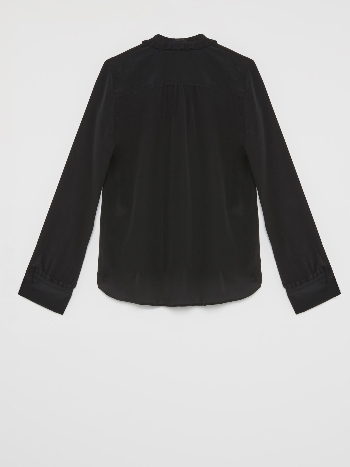 Черная блузка с рюшами на воротнике