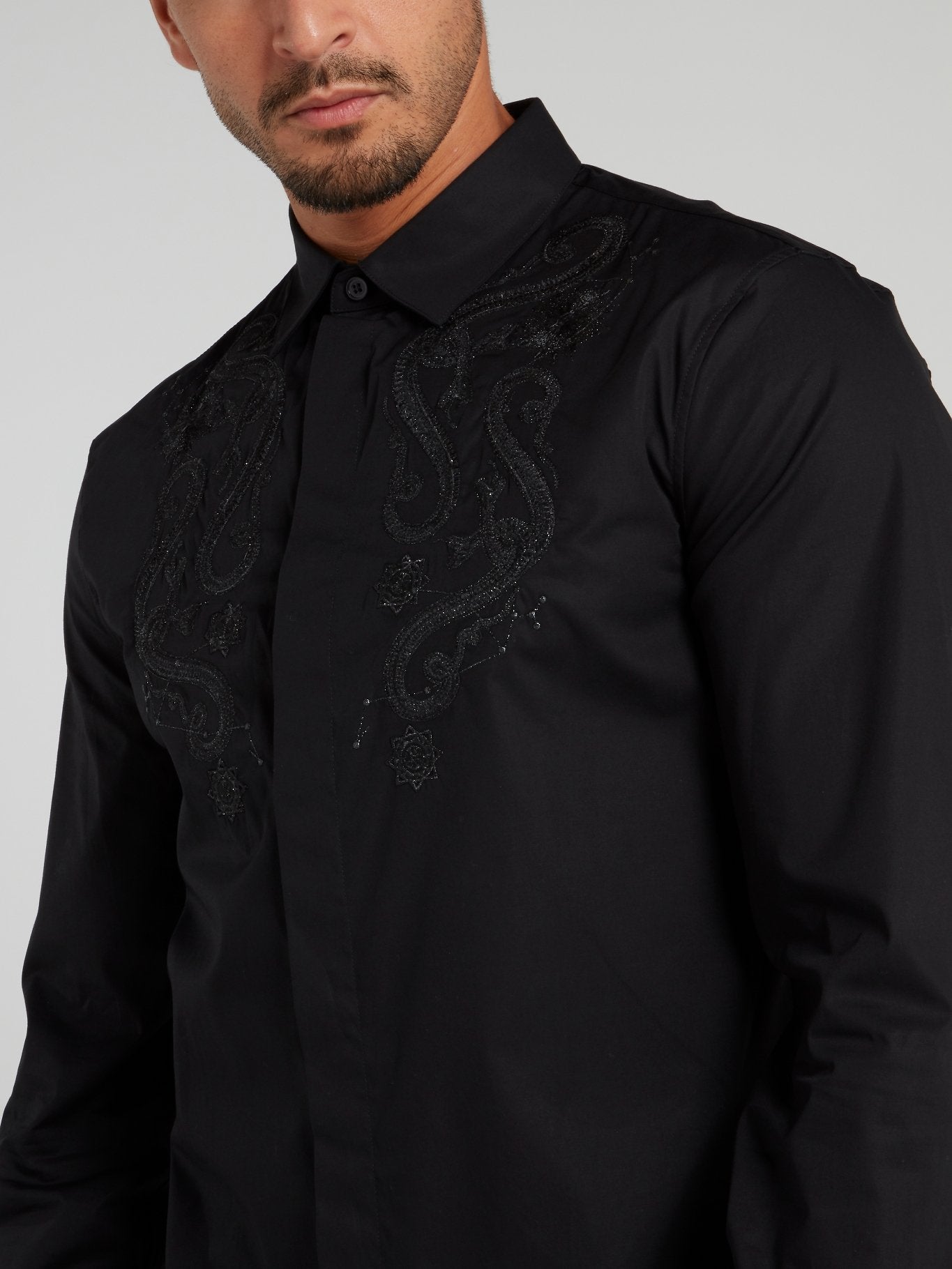 Черная рубашка с вышивкой в виде змеи