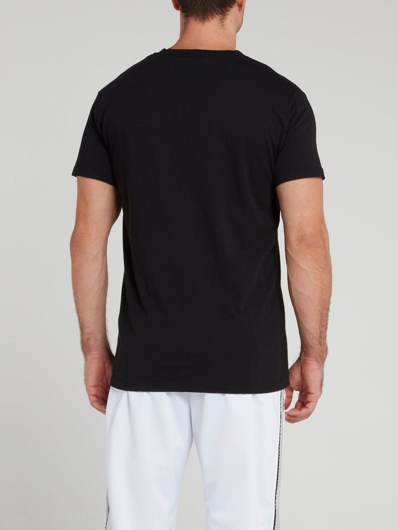 Черная футболка с круглым вырезом и надписями