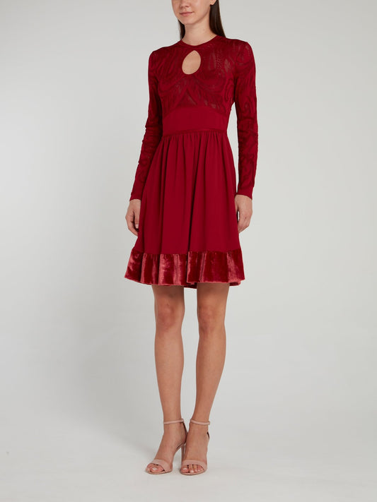 Бордовое платье с вырезом "замочная скважина" и бархатным краем