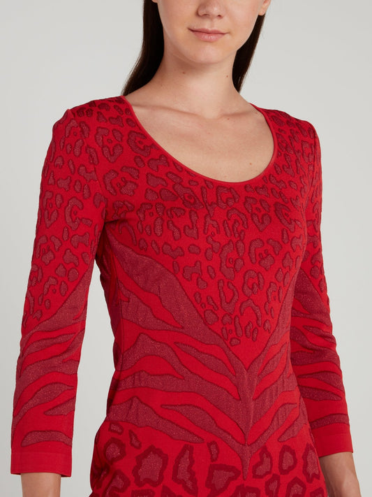 Красное платье с анималистическим принтом и глубоким круглым вырезом