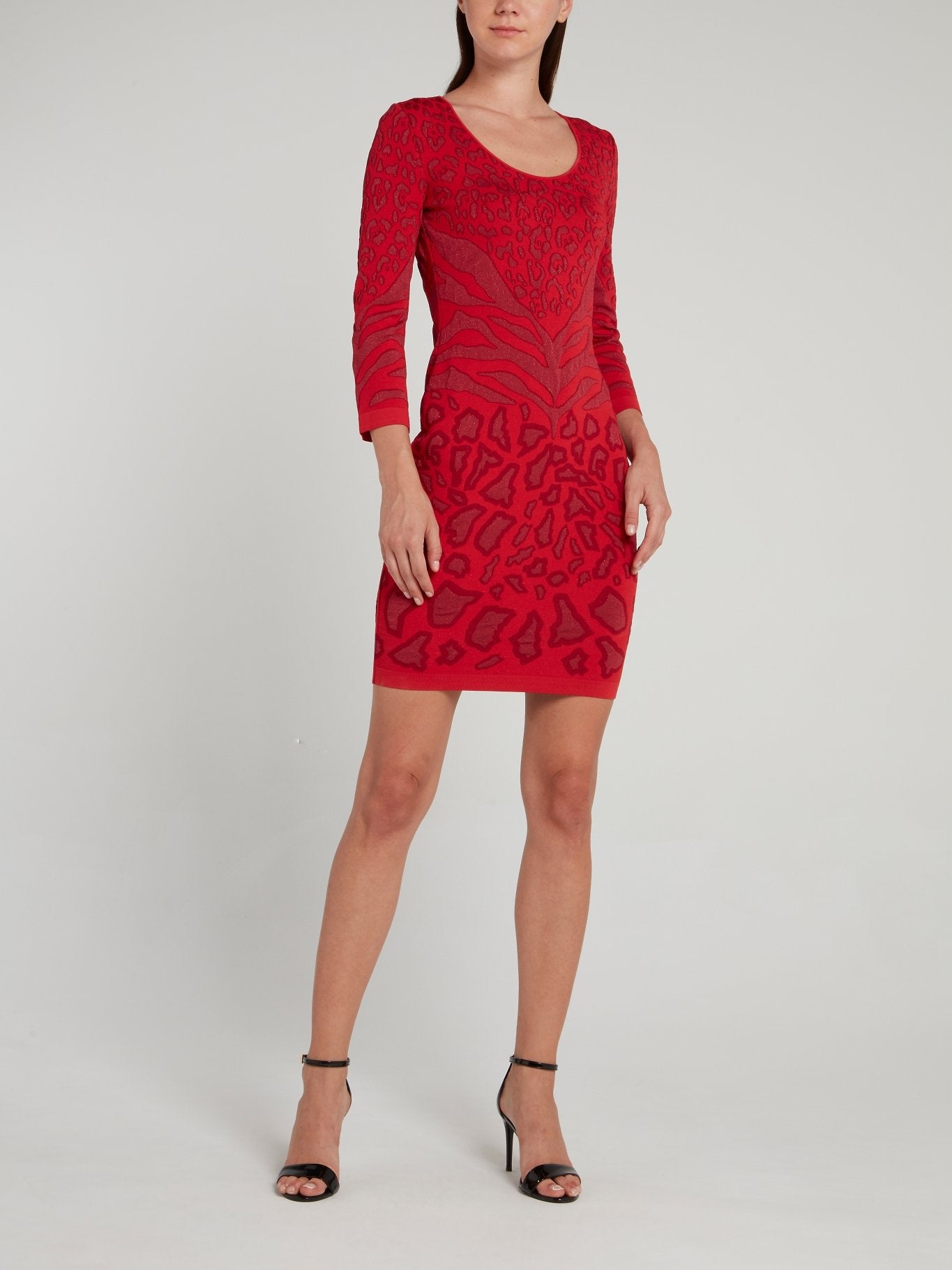 Красное платье с анималистическим принтом и глубоким круглым вырезом