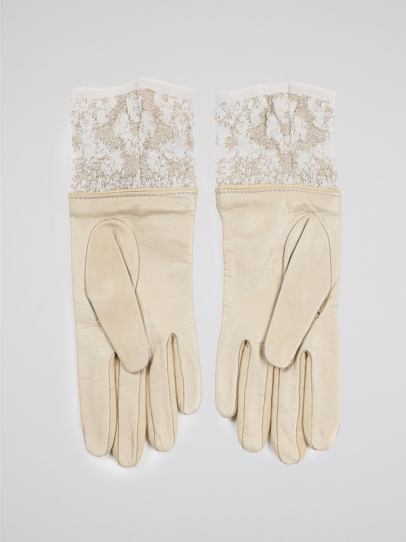 Step into luxury with these exquisite Beige Logo Embellished Gloves by Roberto Cavalli. Crafted with precision and elegance, these gloves feature the iconic Roberto Cavalli logo tastefully embellished on the fine beige leather. Whether you're strolling through the city or attending a glamorous event, these gloves will add a touch of opulence and sophistication to any outfit.