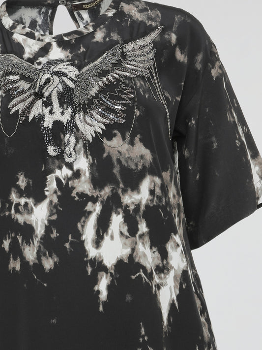 Wrap yourself in luxury with the Roberto Cavalli Black Embroidered Oversized T-Shirt. Crafted with impeccable attention to detail, this statement piece combines sophistication and comfort. The intricate embroidery adds a touch of glamour to the oversized silhouette, making it the perfect choice for fashion-forward individuals who refuse to compromise on style.