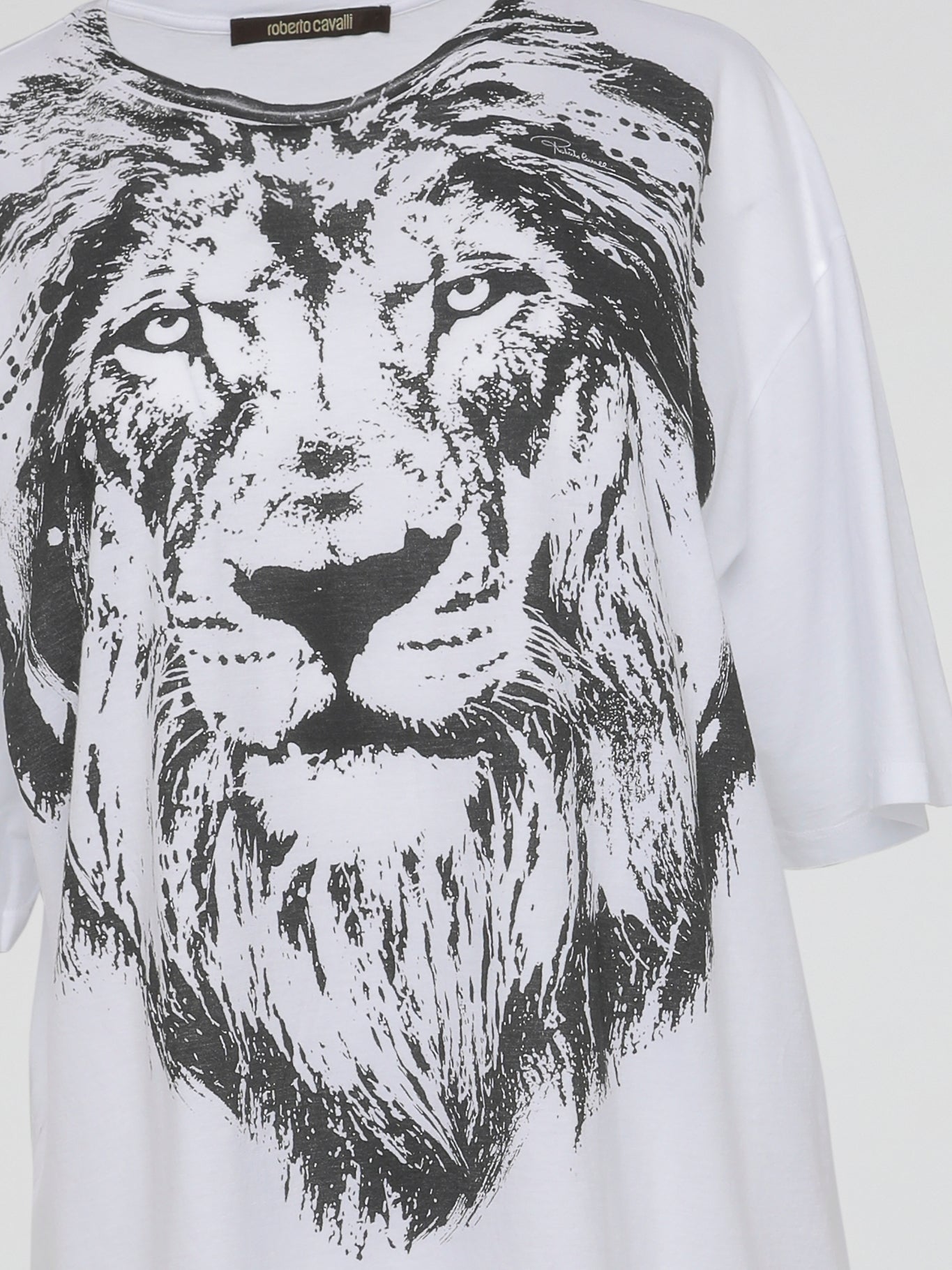 Unleash your wild side with the Lion Print Oversized T-Shirt from Roberto Cavalli. Crafted with finesse and a hint of rebelliousness, this standout piece features a majestic roaring lion, symbolizing strength and charisma. Embrace its bold design and effortlessly make a statement in the fashion jungle.