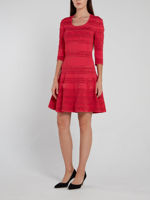 Красное расклешенное платье с цветочным принтом