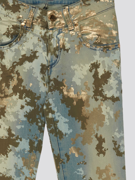Step into style with our Camo Skinny Fit Denim Jeans from Met Injeans! These jeans are designed to make a statement with their unique camouflage print, while still maintaining a sleek and flattering fit. Perfect for those looking to add a trendy edge to their wardrobe, these jeans are a must-have for any fashion-forward individual.