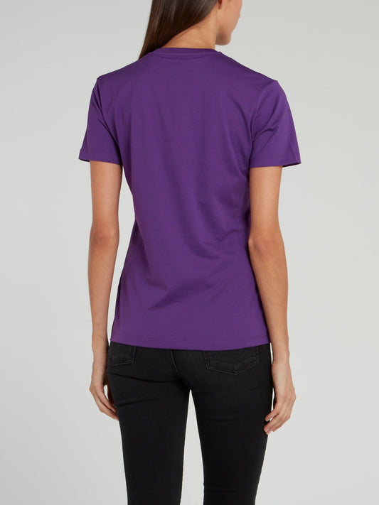 Фиолетовая футболка с круглым вырезом и логотипом