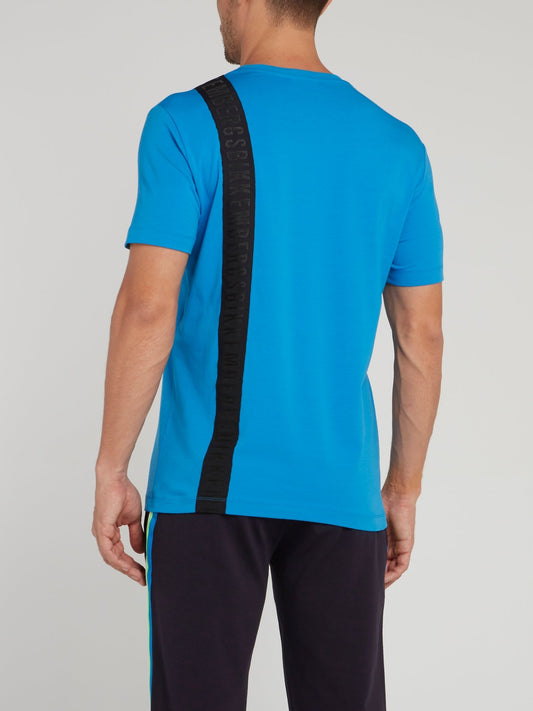 Синяя футболка с черной полоской и логотипом