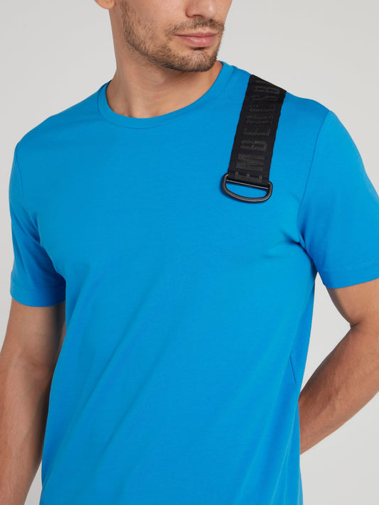 Синяя футболка с черной полоской и логотипом