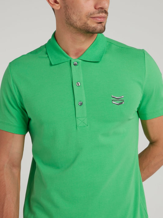 Зеленая рубашка поло с логотипом и шевроном