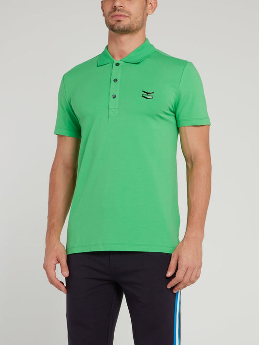 Зеленая рубашка поло с логотипом и шевроном