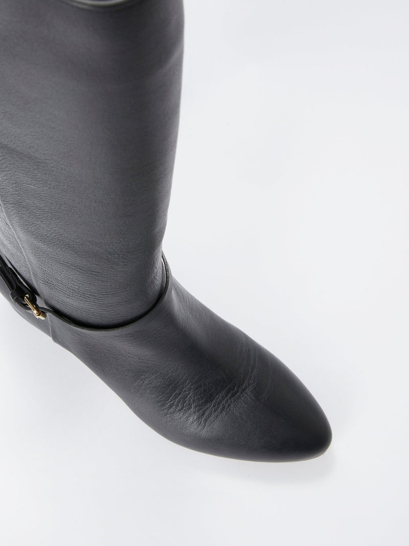 Черные сапоги до колена с логотипом на заднике
