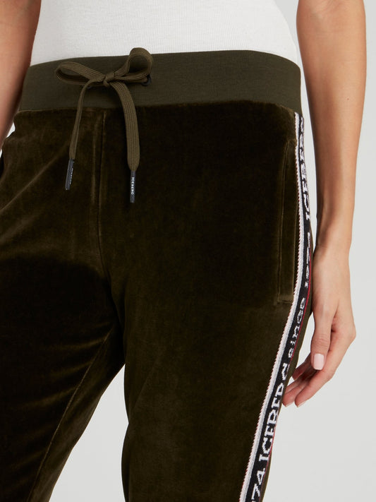 Оливковые бархатные брюки с логотипом на лампасах