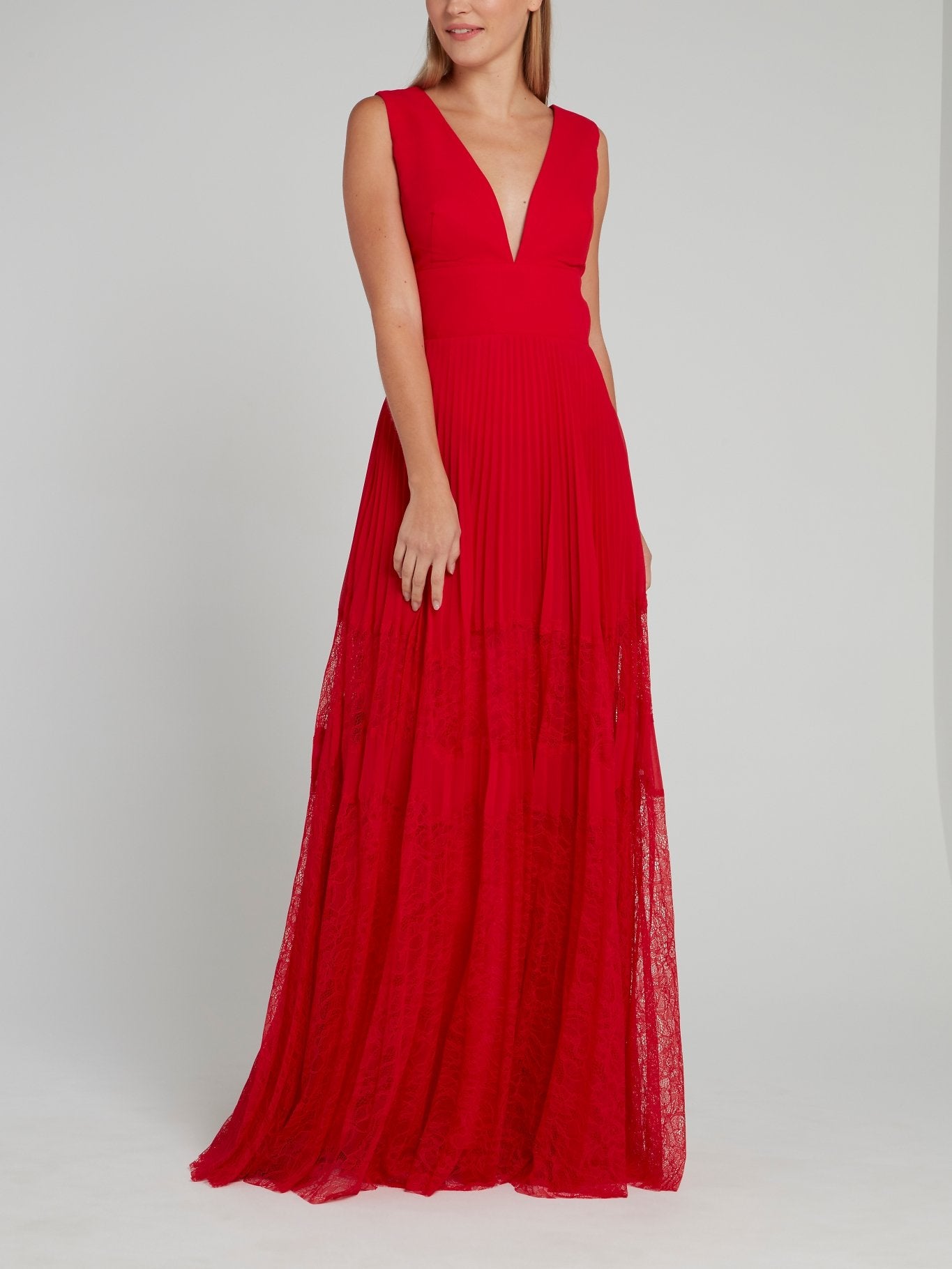 Красное платье-макси с плиссировкой и кружевными вставками