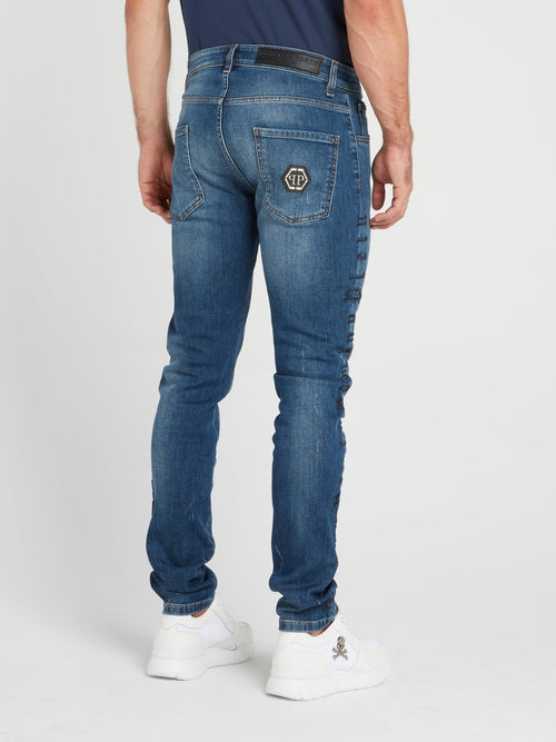 Синие джинсы с вышитым логотипом