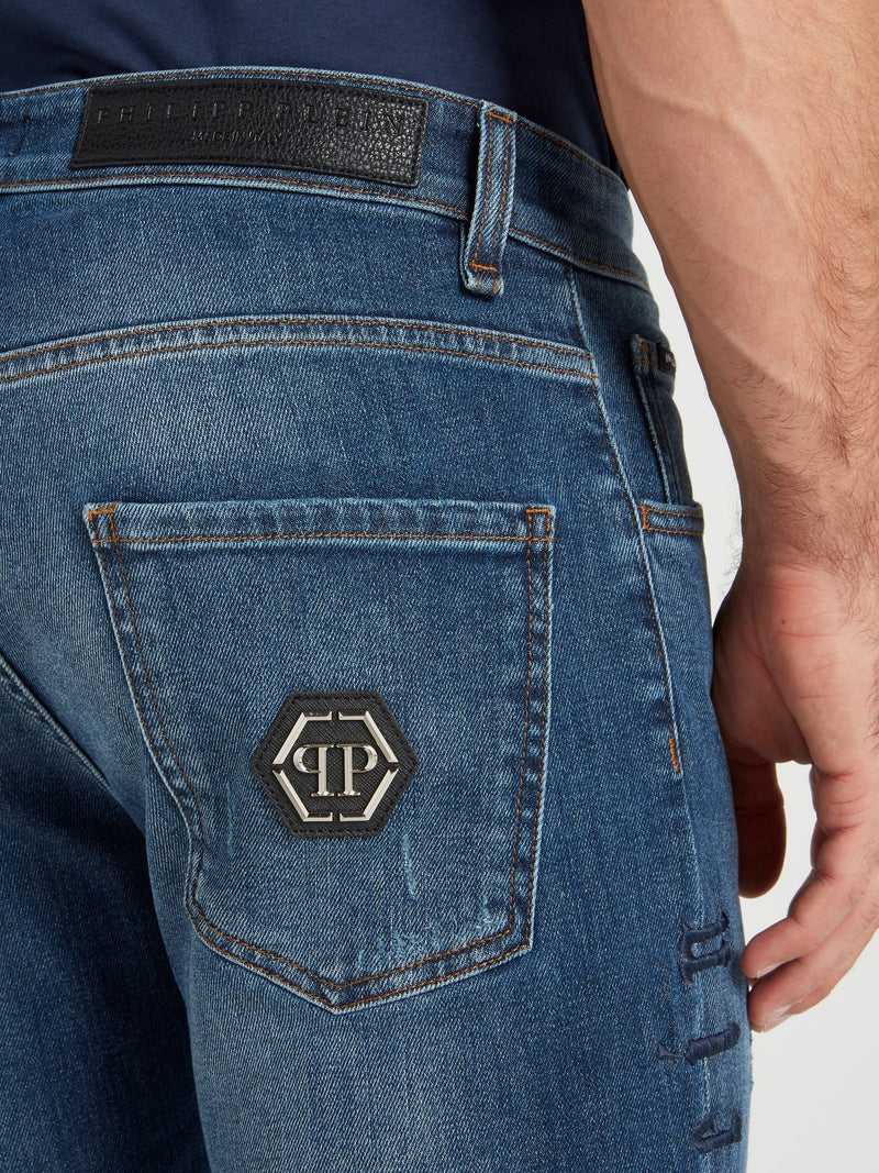 Синие джинсы с вышитым логотипом