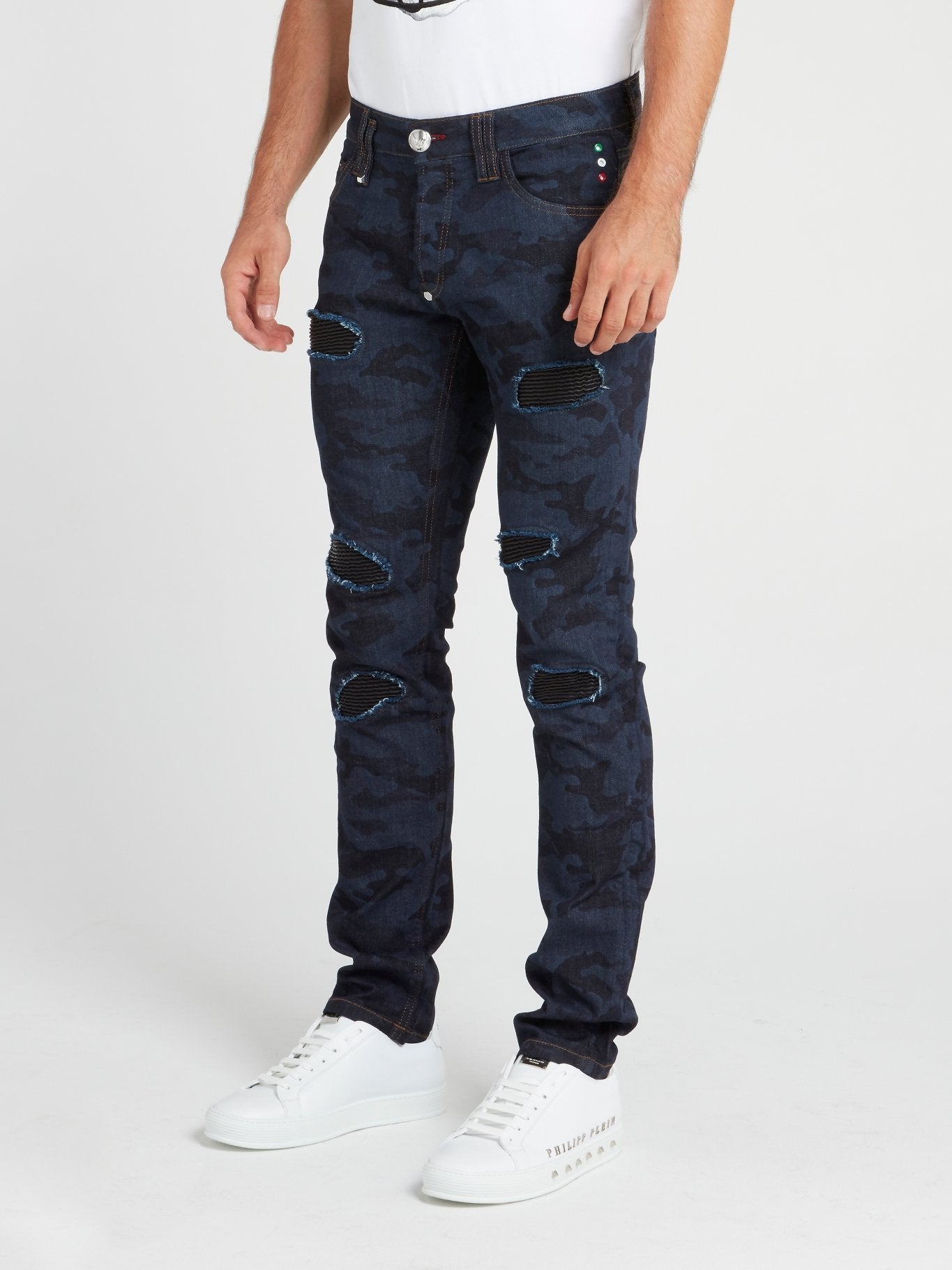 Темно-синие джинсы с камуфляжным принтом и рваной отделкой
