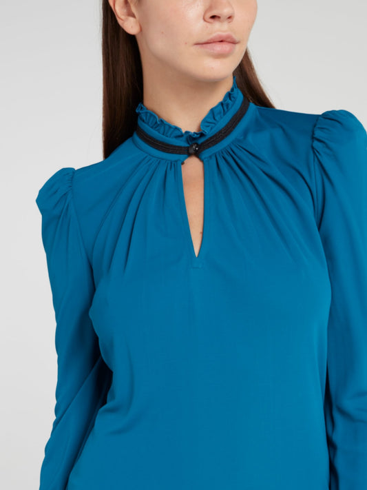 Синяя блузка с вырезом "замочная скважина" и рюшами на воротнике