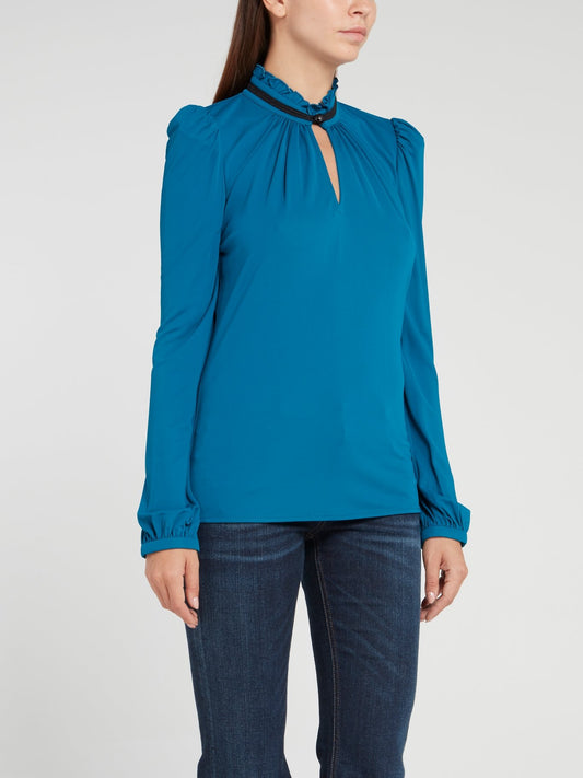 Синяя блузка с вырезом "замочная скважина" и рюшами на воротнике