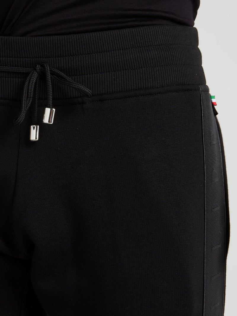 Черные спортивные брюки с лампасами и логотипом