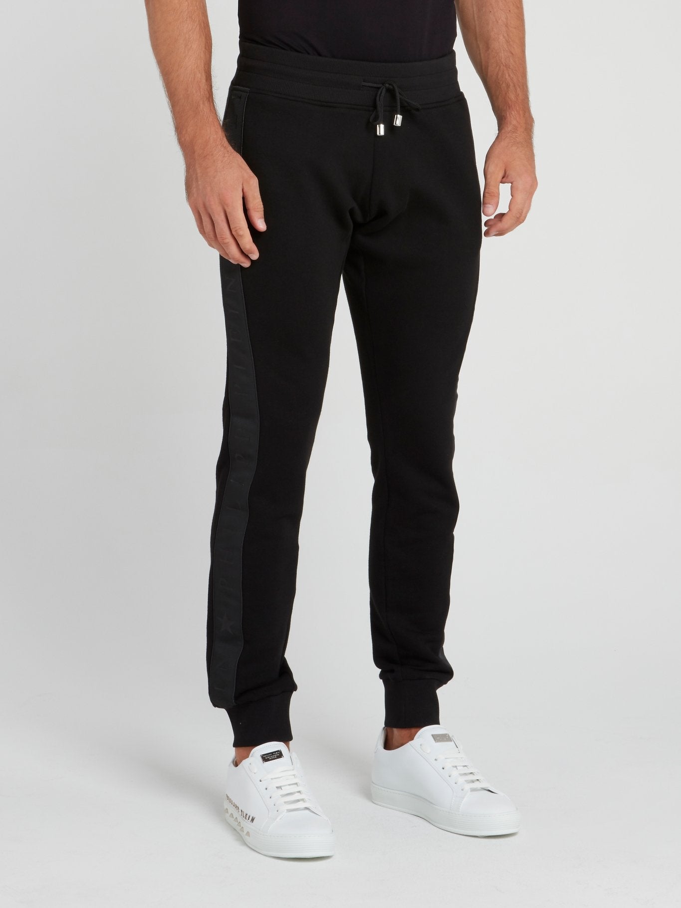 Черные спортивные брюки с лампасами и логотипом