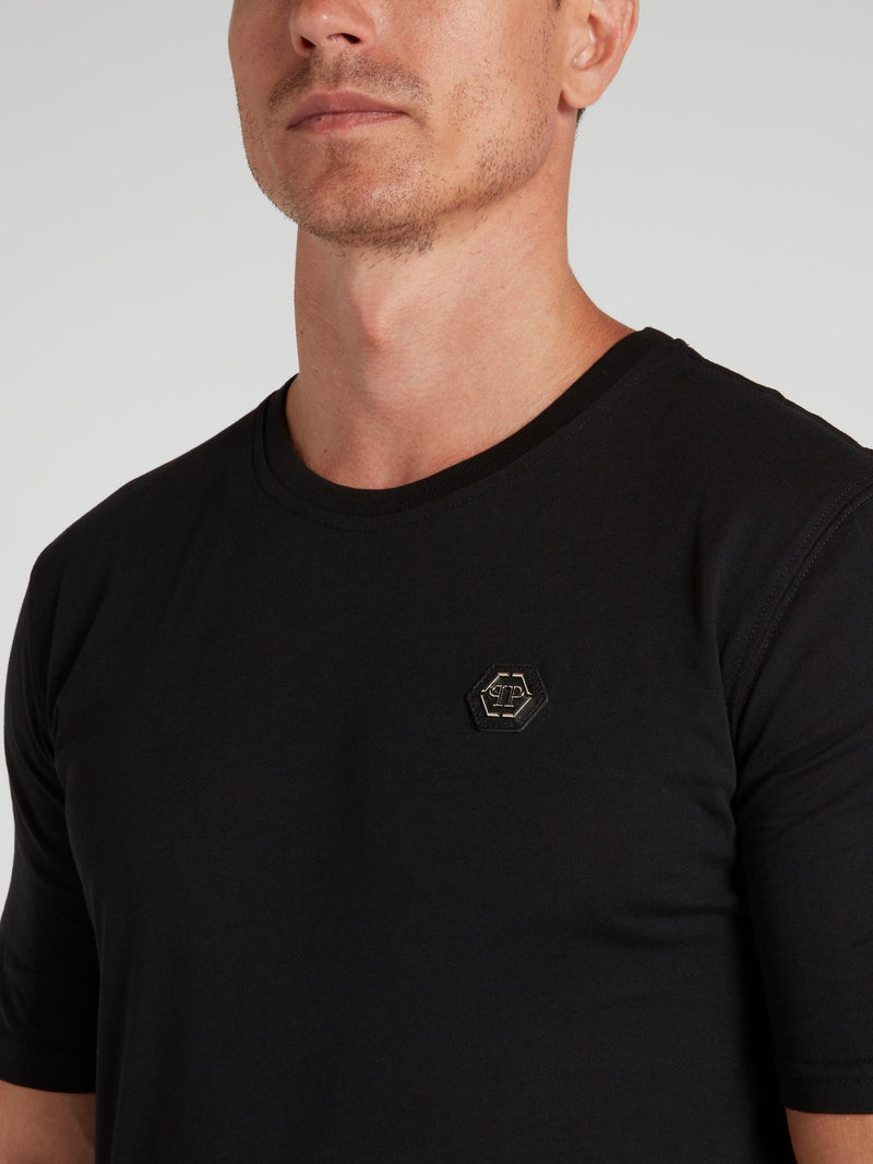 Черная футболка с круглым вырезом и логотипом на спине