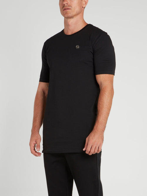 Черная футболка с круглым вырезом и логотипом на спине