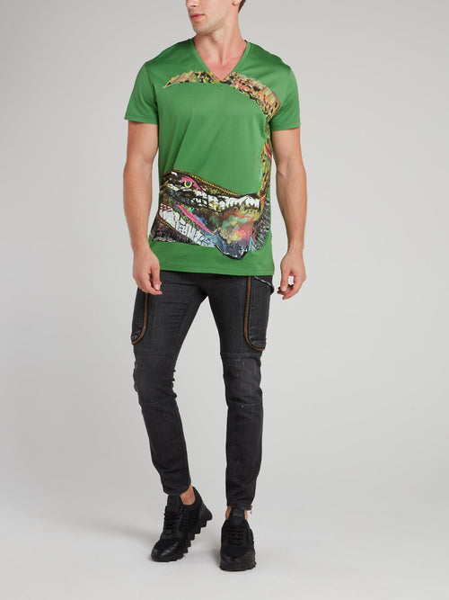 Зеленая футболка с V-образным вырезом и изображением крокодила