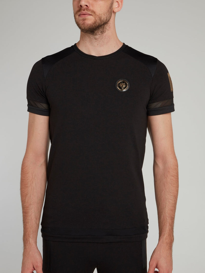 Черная футболка с круглым вырезом и логотипом